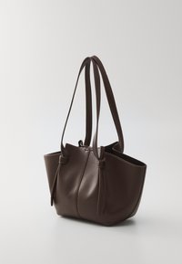 Sac fourre-tout en cuir marron avec une finition texturée, conçu avec deux longues poignées et un haut ouvert. Présente des d�étails cousus et une forme structurée.