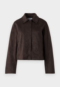 Bruine suède jack met een kraag, lange mouwen en een cropped ontwerp. Voorzien van een rits aan de voorkant en zijzakken.