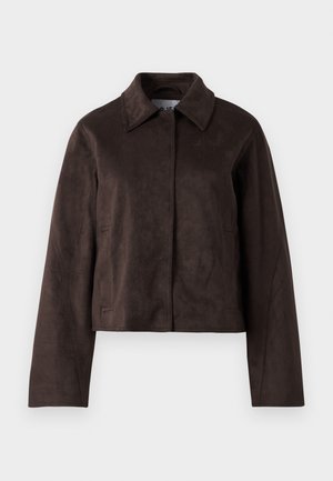 Veste en daim marron avec un col, des manches longues et un design court. Dispose d'une fermeture éclair à l'avant et de poches latérales.
