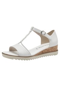 Sandale blanche avec un design de lanière en T, détail tressé et un talon en liège. Semelle texturée pour l'adhérence et bride de cheville ajustable.