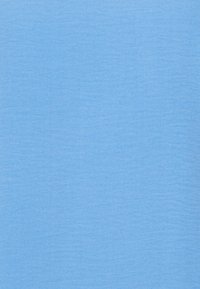 Tecido azul claro com uma superfície texturizada sutil, uniformemente colorido, adequado para vestuário ou aplicações de estofos.