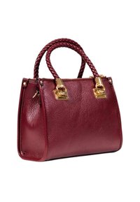 Borsa in pelle bordeaux con manici intrecciati, hardware dorato, forma strutturata, superficie texturizzata e lucchetti prominenti.