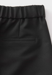 Schwarze Stoffhosen mit glatter Textur, elastischem Taillenbund und einer einzelnen Gesäßtasche mit Paspel. Schlichtes Design ohne sichtbare Beschläge.