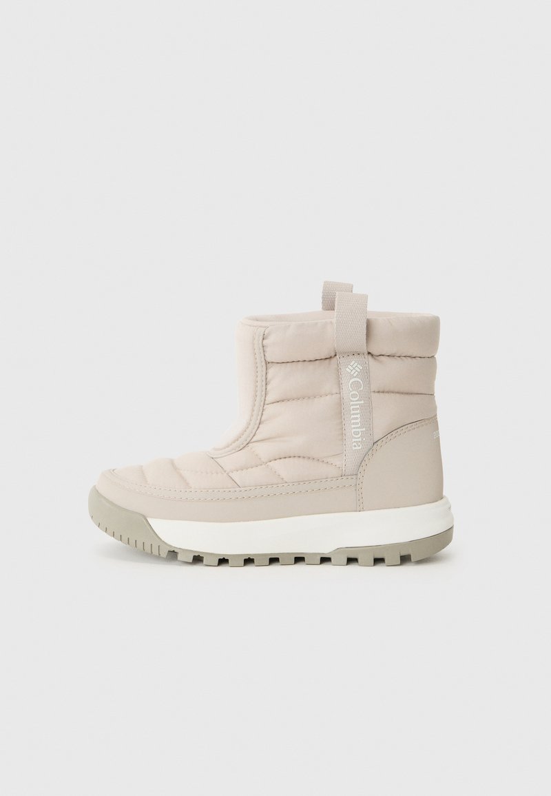 Botte de cheville isolée beige avec une surface texturée, présentant un logo bien visible et une semelle blanche, sur un fond blanc uni.