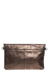 Metallinen pronssinvärinen clutch-laukku, jossa on sileä pinta, taitettava yläosa ja kaksi ulkopuolista saumaa. Sivulla on pyöreä metallinen kiinnityslenkki.