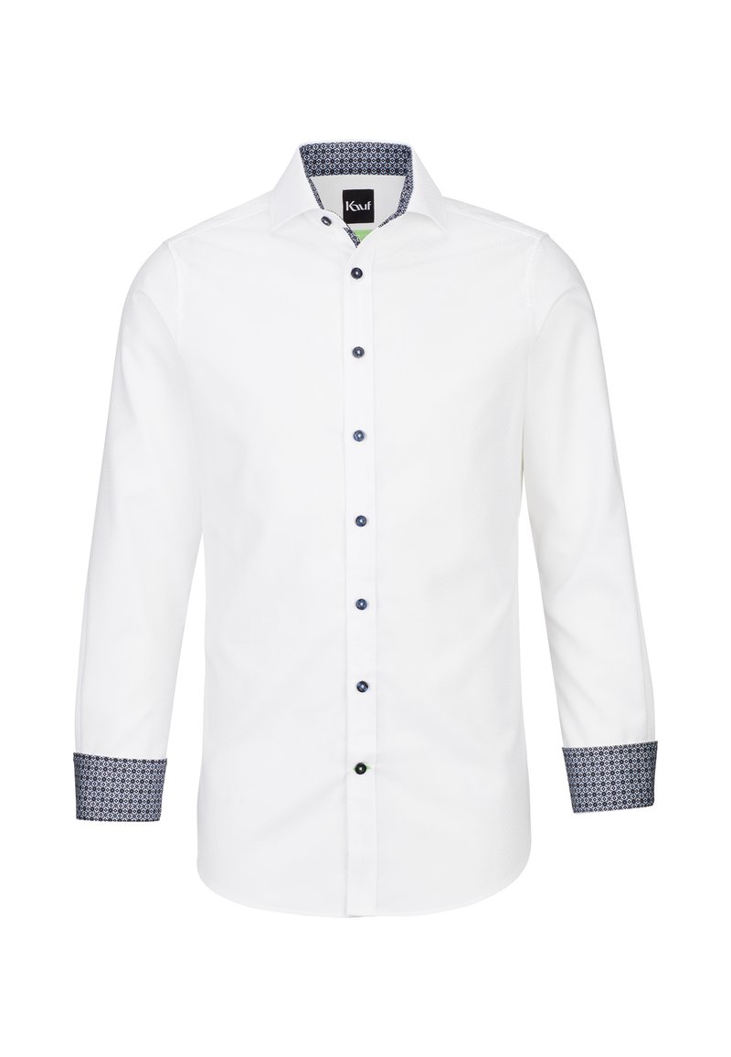 Camicia bianca a maniche lunghe con finitura texturizzata, polsini a motivi blu navy e bottoni scuri. Presenta un colletto classico e un bottone d'accento verde.