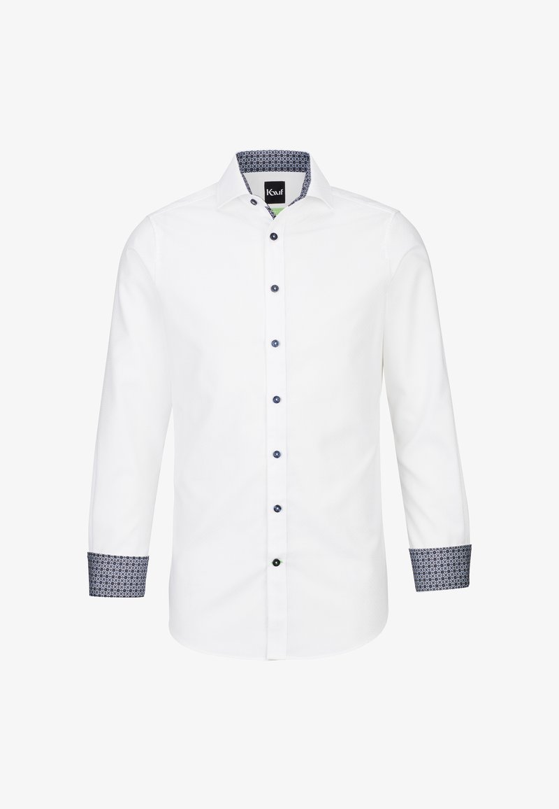 Camicia bianca a maniche lunghe con finitura texturizzata, polsini a motivi blu navy e bottoni scuri. Presenta un colletto classico e un bottone d'accento verde.