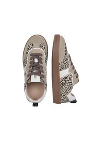 Beżowe i białe zamszowe sneakersy z akcentami w panterkę, brązowymi sznurowadłami oraz teksturowaną gumową podeszwą. Pętelka przy pięcie.