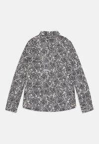 Langermet skjorte i svart og hvitt blomster paisley mønster, med krage og knappdetaljer. Laget av lett stoff.