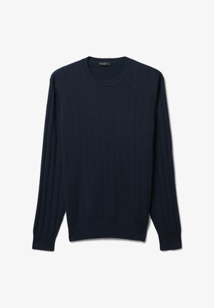 Dunkelblauer Pullover aus glattem Stoff, mit vertikaler Rippstruktur, langen Ärmeln und einem klassischen Rundhalsausschnitt.
