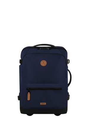 Sac à dos à roulettes bleu marine en tissu durable, doté d'une poche zippée à l'avant, d'un patch logo en cuir et d'une poignée rétractable.