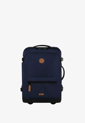 Sac à dos à roulettes bleu marine en tissu durable, doté d'une poche zippée à l'avant, d'un patch logo en cuir et d'une poignée rétractable.