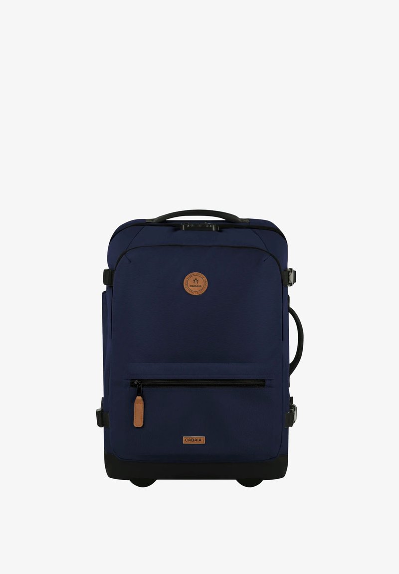 Marineblauwe rolrugzak van stevig materiaal, met een voorzak met rits, een leren logo en een uitschuifbare handgreep.