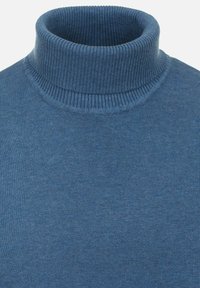 Niebieski sweter z golfem wykonany z ribbed materiału, charakteryzujący się wysokim kołnierzem i gładką teksturą, oferujący dopasowany krój i minimalistyczny design.