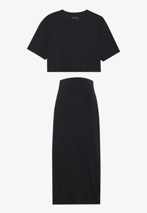 Top curto preto canelado com mangas curtas e saia midi correspondente. Ambas as peças apresentam um design ajustado e uma textura suave.