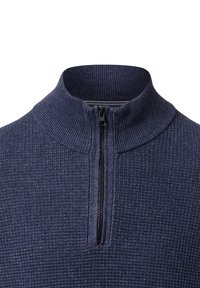 Marineblauwe half-rits trui in een textuurgebreide stof met een geribde kraag en een zwarte rits. Minimalistisch ontwerp zonder patronen of accenten.