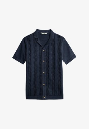 Kortärmad marinblå kofta med en texturerad mönstring, fem bruna knappar och en klassisk krage. Tillverkad av ett stickat material.