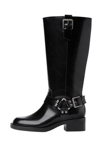 Stivale in pelle nera fino al ginocchio con punta arrotondata, tacco spesso, cinturino regolabile con accessori in metallo e finitura lucida.