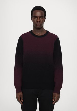 Dunkellila bis schwarze Farbverlauf Strickpullover mit Rundhalsausschnitt und langen Ärmeln. Weiche Textur, gerippte Bündchen und Saum. Minimalistisches Design.