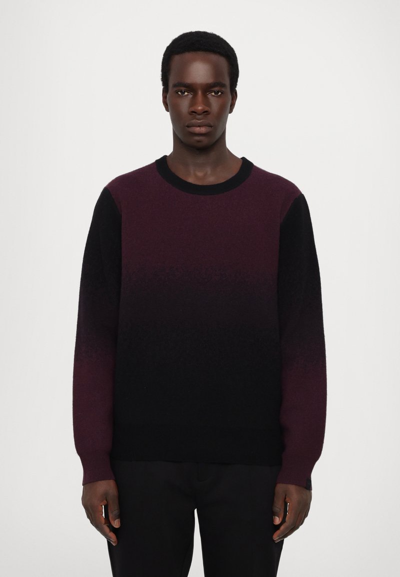 Pulover tricotat cu gradient de violet închis până la negru, cu gât rotund și mâneci lungi. Textură moale, manșete și tiv cu dublu. Design minimalist.