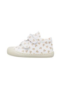 Białe sneakersy z złotymi wzorami w kształcie serc, z podwójnymi paskami na rzepy, gumowymi podeszwami i teksturowanymi czubkami dla większej trwałości.
