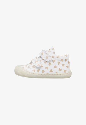 Hvide sneakers med gyldne hjerte-mønstre, med dobbelte velcrostropper, gummisåler og teksturerede tåkapper for holdbarhed.