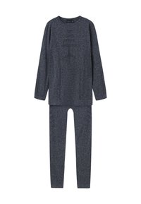 Kaksiosaline riietus tumedast hallist kangast; pikkade varrukatega topp ümmarguse kaelusega ja sobivad kitsad püksid. Pehme tekstuur, lihtne disain ilma mustriteta.