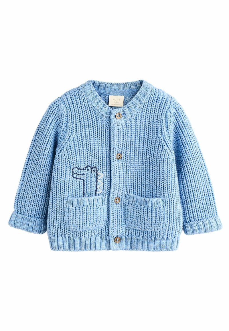 Cardigan bébé tricoté bleu clair avec des boutons en bois, deux poches devant et un petit motif dinosaure sur la poche gauche.