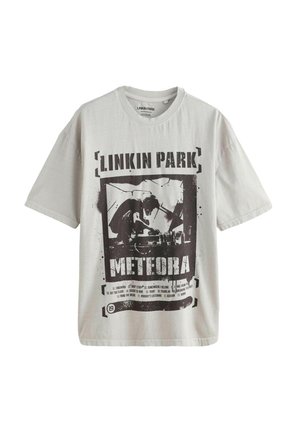 Hellgraues T-Shirt mit schwarzer Grafik einer Person an einem DJ-Pult, dem Schriftzug "Linkin Park" oben und "Meteora" darunter mit Trackliste.