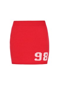 Piros kötött mini szoknya bordás derékkal és nagy fehér "98" mintával a bal alsó részen. Simá szövés, testhezálló dizájn.