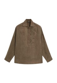 Chemise pull en daim brun avec un col classique, des manches longues et un design à patte de boutonnage à l'avant. Texture lisse avec un léger éclat.