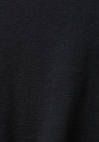 Czarna koszulka z gładkiego materiału, charakteryzująca się delikatnym, jednolitym splotem. Brak dodatkowych elementów wzorniczych lub akcentów.