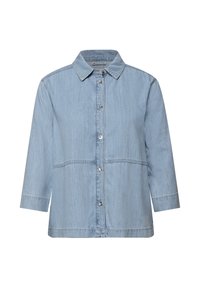 Giacca camicia in denim azzurro chiaro con chiusura a bottoni, colletto a punta e maniche a tre quarti. Presenta delicate cuciture decorative.