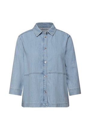 Veste en denim bleu clair avec un devant à boutons, un col pointu et des manches trois quarts. Présente des accents de couture subtils.
