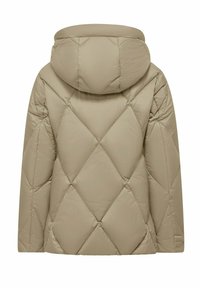 Beige pufferjack met een capuchon, voorzien van een ruitpatroon, zachte textuur en zichtbare stiksels langs de naden. Geschikt voor koud weer.