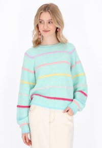 Pulover bleu deschis cu dungi multicolore în roz, galben și gri. Cu gât rotund și mâneci largi. Material moale și texturat.