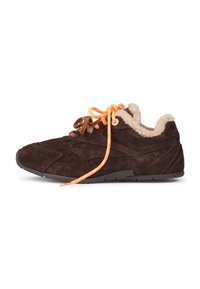 Brune semskede sneakers med kremfarget fleecefôr og ustemte snører - en oransje og en brun - på hvit bakgrunn.