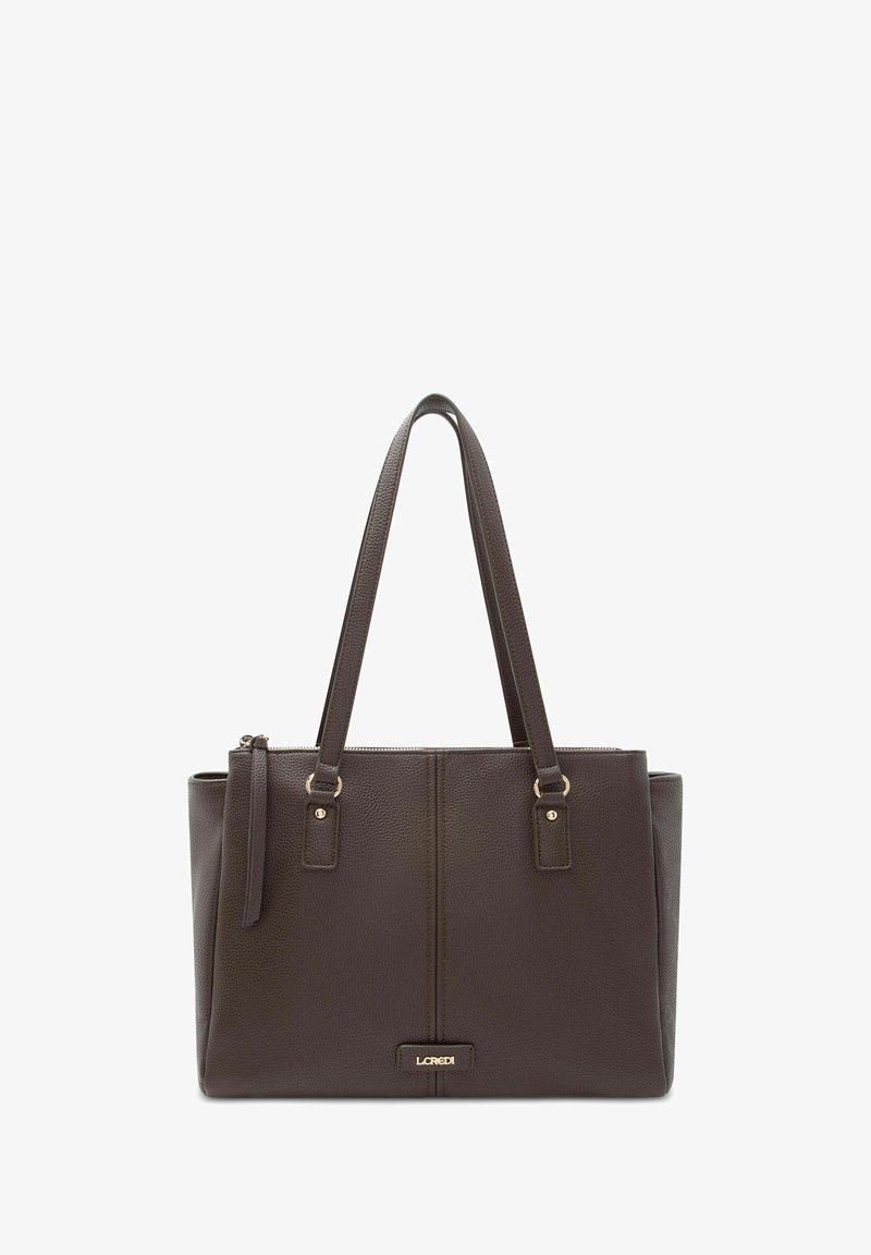 Borsa tote in pelle marrone con due manici, finitura texturizzata, due tasche frontali e dettaglio logo in tonalità oro nella parte inferiore. Chiusura superiore con cerniera.