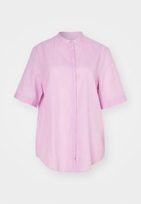 Różowa koszula z krótkim rękawem wykonana z lekkiego materiału, z kołnierzykiem, zapinana na guziki i zaokrąglonym dołem.