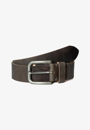Bruine leren riem met een gestructureerde afwerking, voorzien van een zilveren metalen gesp en een lus. Het einde is taps toelopend, wat zorgt voor een slank ontwerp.