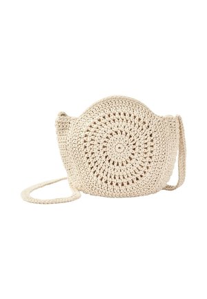 Runde, beige gehäkelte Umhängetasche mit Spiral Muster und langem Riemen vor weißem Hintergrund.