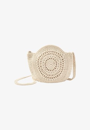 Bolso bandolera redondo beige de crochet con patrón espiral y correa larga sobre un fondo blanco.
