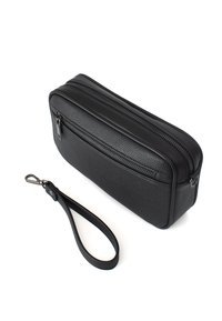 Borse in pelle nera con texture granitata, compartimenti con doppia cerniera e una tracolla rimovibile. Forma rettangolare, design compatto.