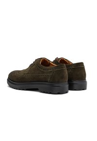 Scarpe marroni in suede con dettagli brogue, suole in gomma nera e rivestimento interno giallo. Punta arrotondata e superficie texturizzata per una presa migliore.