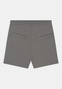 Szare casualowe szorty z elastycznym pasem i dwiema tylnymi kieszeniami na szwów, ułożone płasko na białym tle.