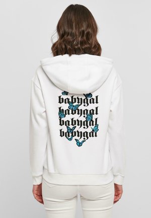 Hvit hettegenser med svart tekst "babygal" og blå sommerfugl-grafikk på baksiden. Mykt stoff med en avslappet passform og snor i hetten.