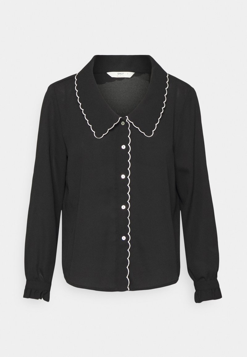 Blusa preta de mangas longas com colarinho serrilhado e acabamento branco, com botões na frente e punhos franzidos. Feita de tecido leve.