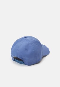 Cappello da baseball blu con visiera curva e chiusura regolabile a scatto. Realizzato in cotone, presenta un bottone cucito in cima e cuciture rinforzate.