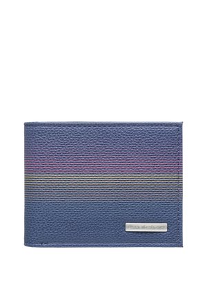 Cartera azul texturizada con franjas en gradiente horizontal en rosa, amarillo y morado. Acento de logo plateado en la parte frontal.