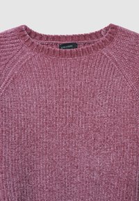 Maglione rosa chiaro con texture, superficie a coste, scollatura rotonda e maniche raglan. L'etichetta dice "CALLIOPE" all'interno del colletto.